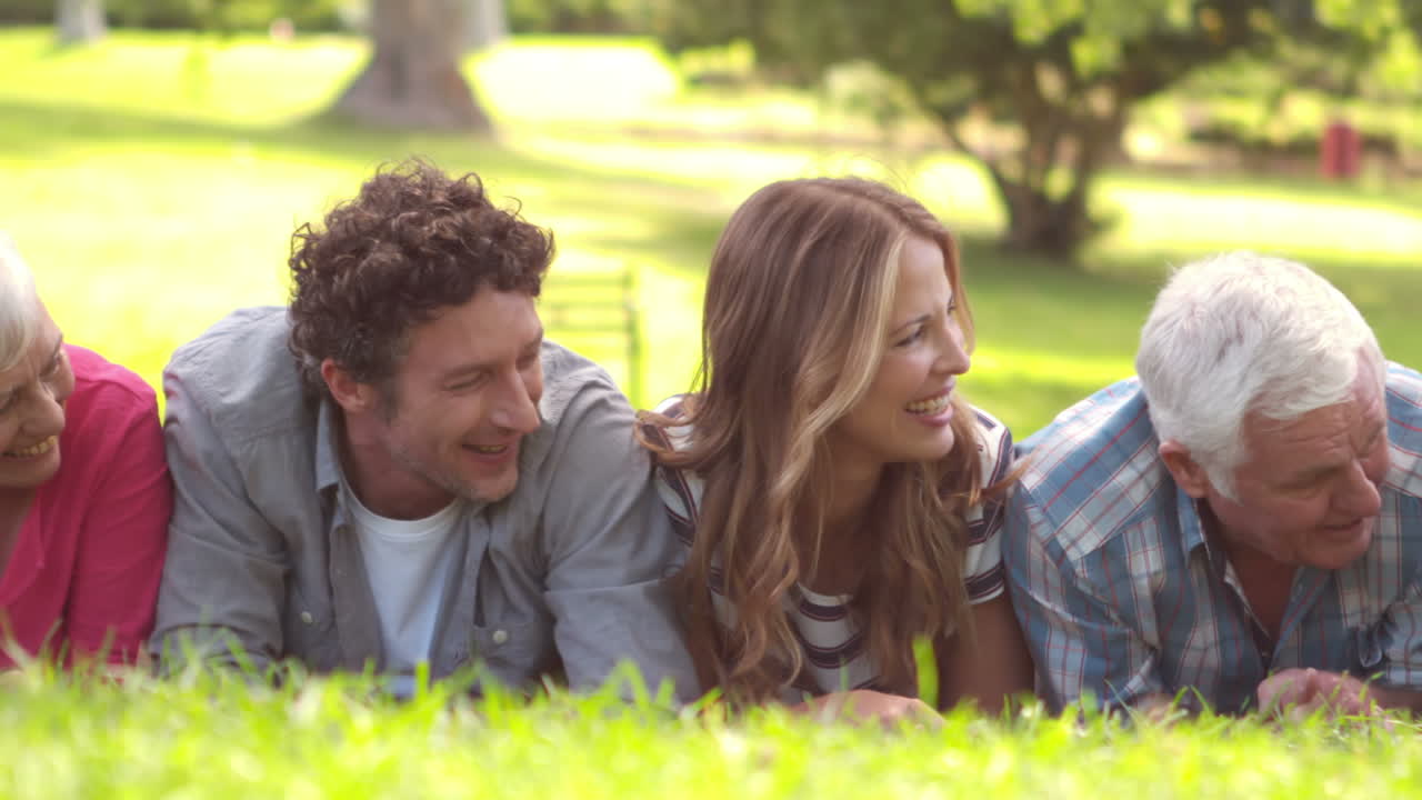 공원에서 개와 함께하는 가족