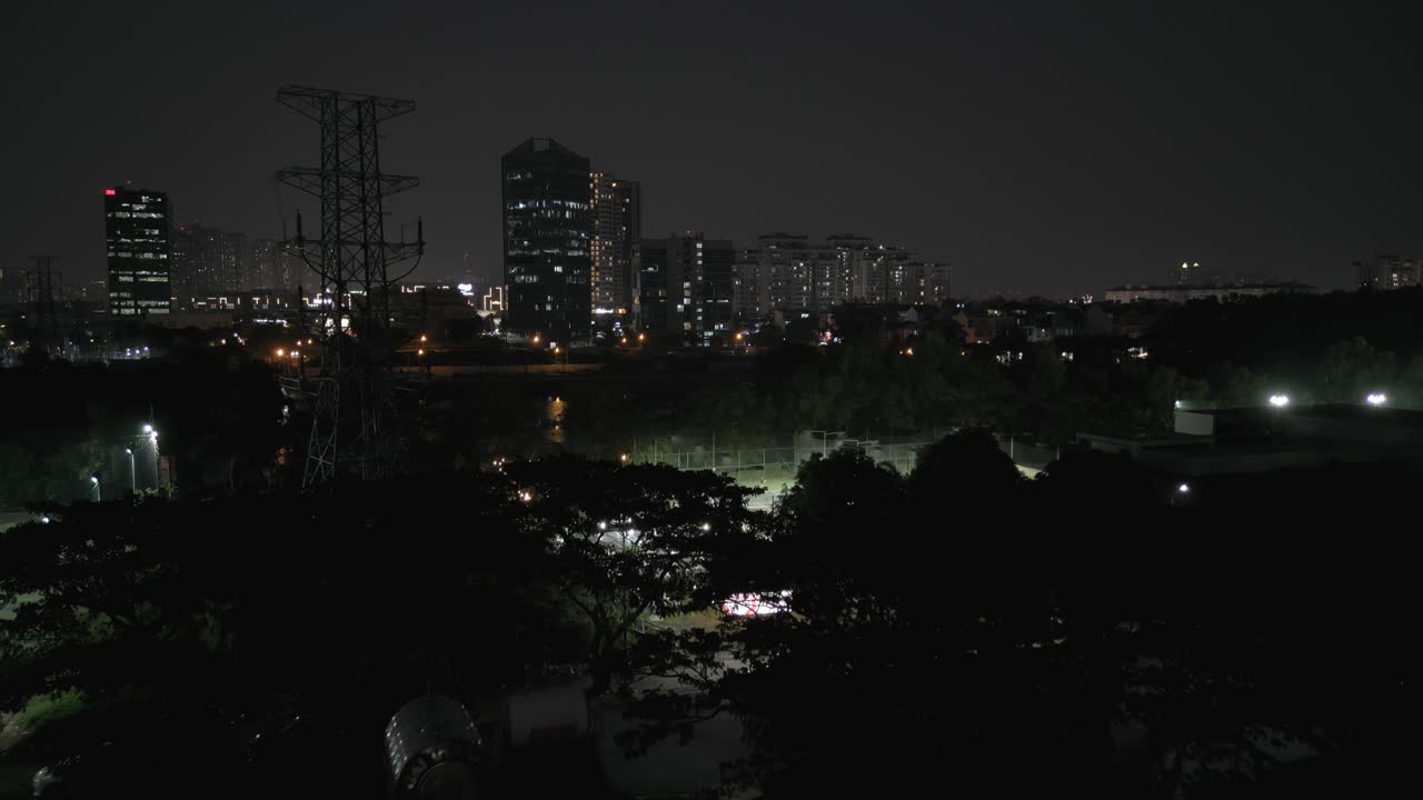 호치민 시 7구의 트란 타이 주거 지역을 향해 날아다니는 드론 촬영. 앞면에 테니스 코트가 있는 라치 디아 강 위에서 멀리서 보인다.