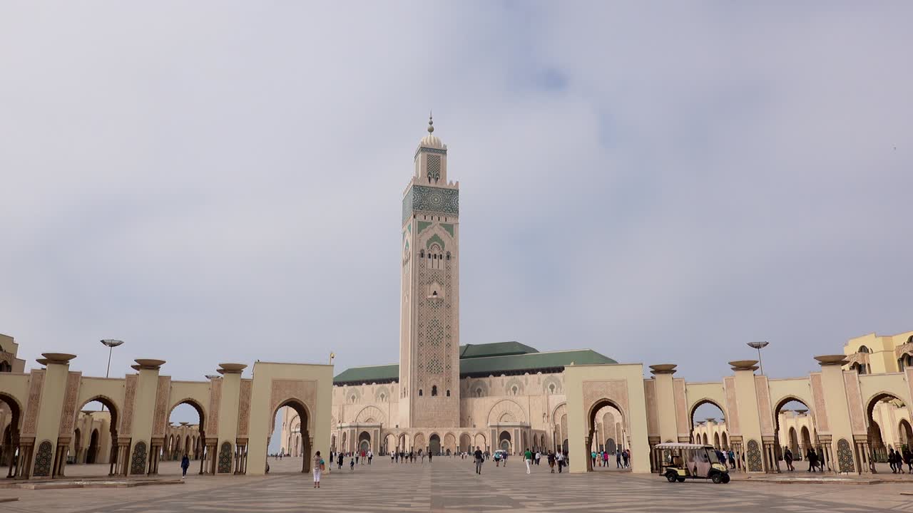 mezquita y plaza de hassan ii en un día soleado en casablanca, marruecos