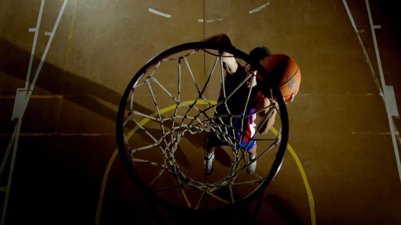 jugador de baloncesto masculino jugando en la cancha 4k