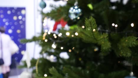 árbol de navidad con decoraciones