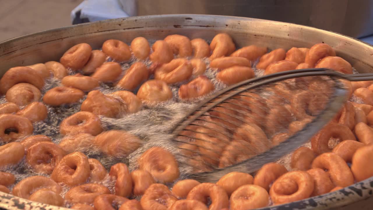 estos dulces bocados fritos son un postre tradicional de la calle en turquía