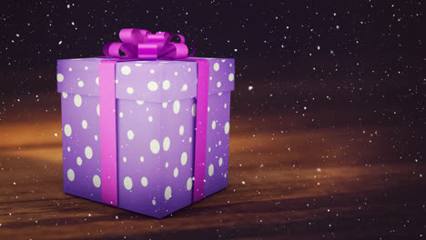 Animación-De-Nieve-Cayendo-Sobre-Regalo-De-Navidad-Púrpura-Sobre-Fondo-De-Madera.