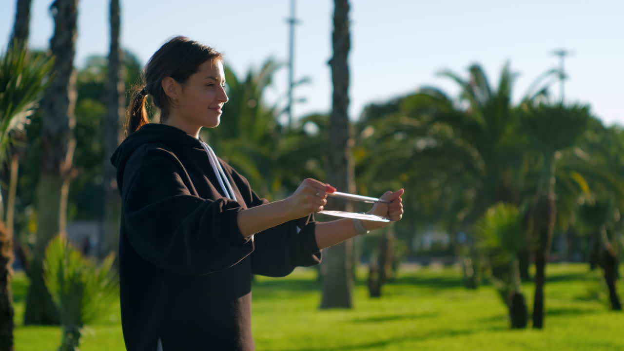 Mulher se exercitando ao ar livre em um parque