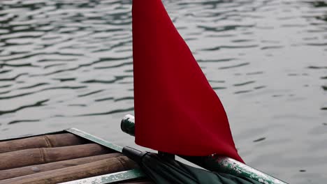 rote flagge auf einem boot im vietnamesischen fluss