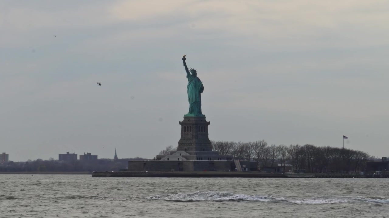 La Statua della Libertà si erge imponente a New York City in una giornata nuvolosa