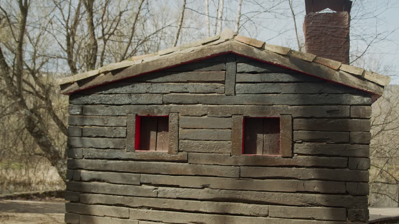 호수 근처의 오래된 집