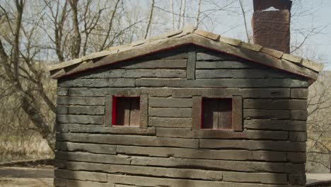 casa antigua cerca de un lago