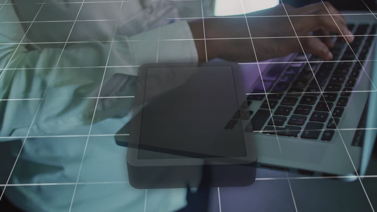 animación de íconos de chat ai sobre las manos de un hombre afroamericano usando una computadora portátil