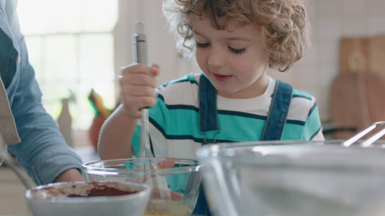 niño ayudando a su madre a hornear en la cocina mezclando ingredientes horneando cupcakes de chocolate preparando receta en casa