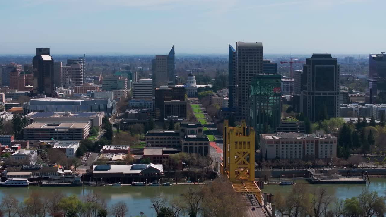 타워 브릿지를 볼 수 있는 사크라멘토 시내의 드론 공중 촬영