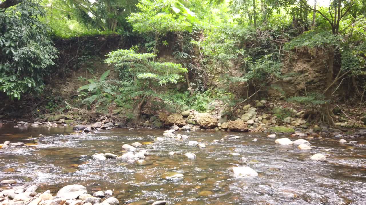 강바닥을 구성하는 돌과 자갈 위로 흐르는 수정처럼 맑은 하얀 물