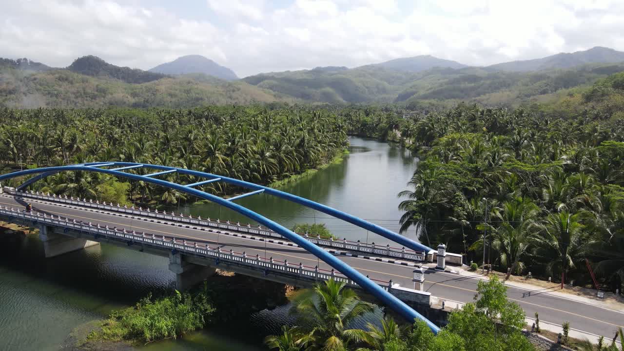 vista aérea del puente de soge, el puente ubicado en el distrito de pacitan tiene una hermosa vista de la playa y un gran río rodeado de colinas