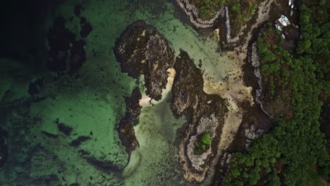 Vista-De-Pájaro-Del-Agua-Turquesa-Cristalina-En-Un-Lago-En-Escocia-Dron-4k