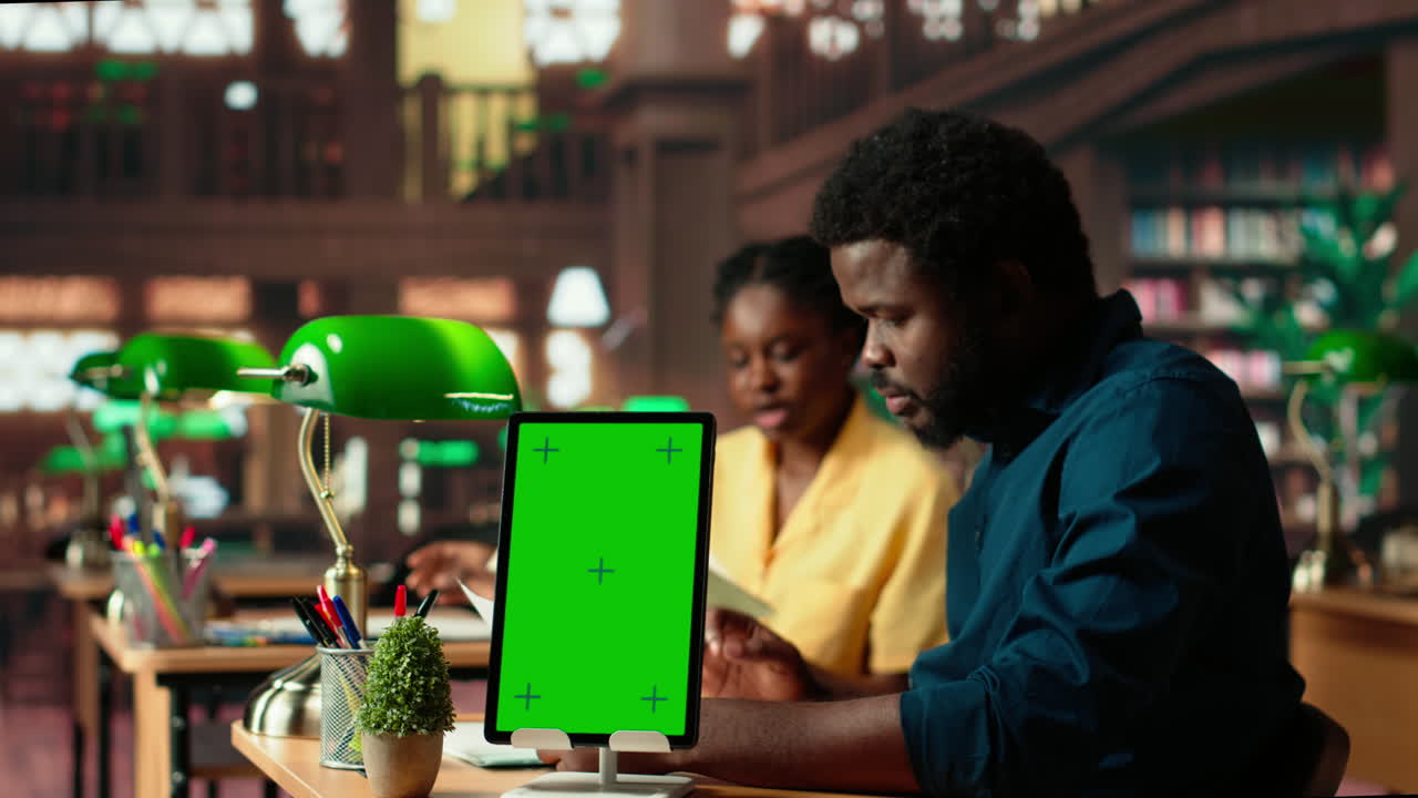estudiantes universitarios negros leyendo notas de clase al lado de la pantalla de espacio de copia