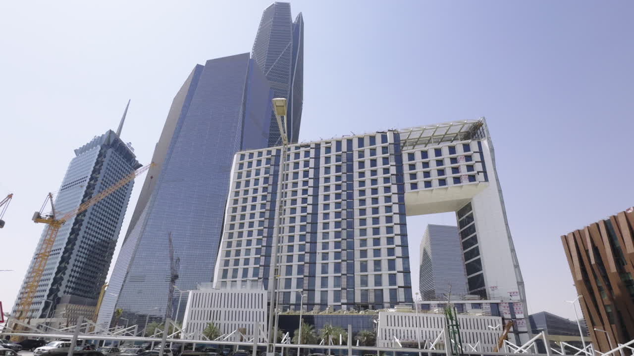 tiro total del distrito financiero del rey abdullah en arabia saudita con la torre pif en el medio