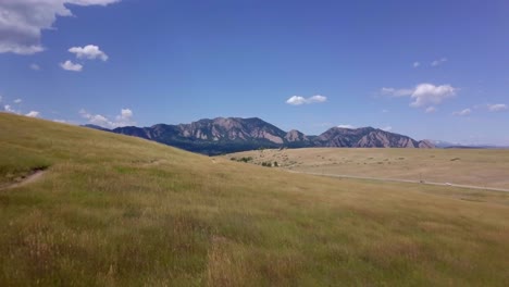 toma aérea de un paisaje increíble fuera de boulder