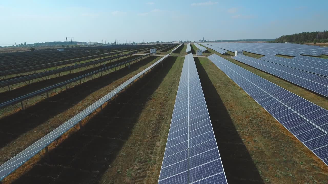 Vedvarende solenergi. Filmet med drone.