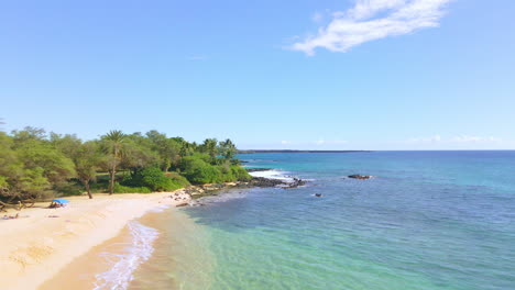 las tranquilas olas del océano lavan arena dorada en la playa de makena, maui