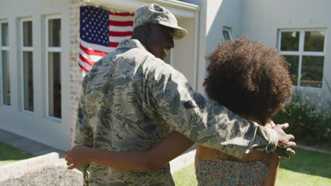 Video-Eines-Afroamerikanischen-Soldaten-Und-Seiner-Frau,-Die-Zusammen-Zu-Hause-Sind