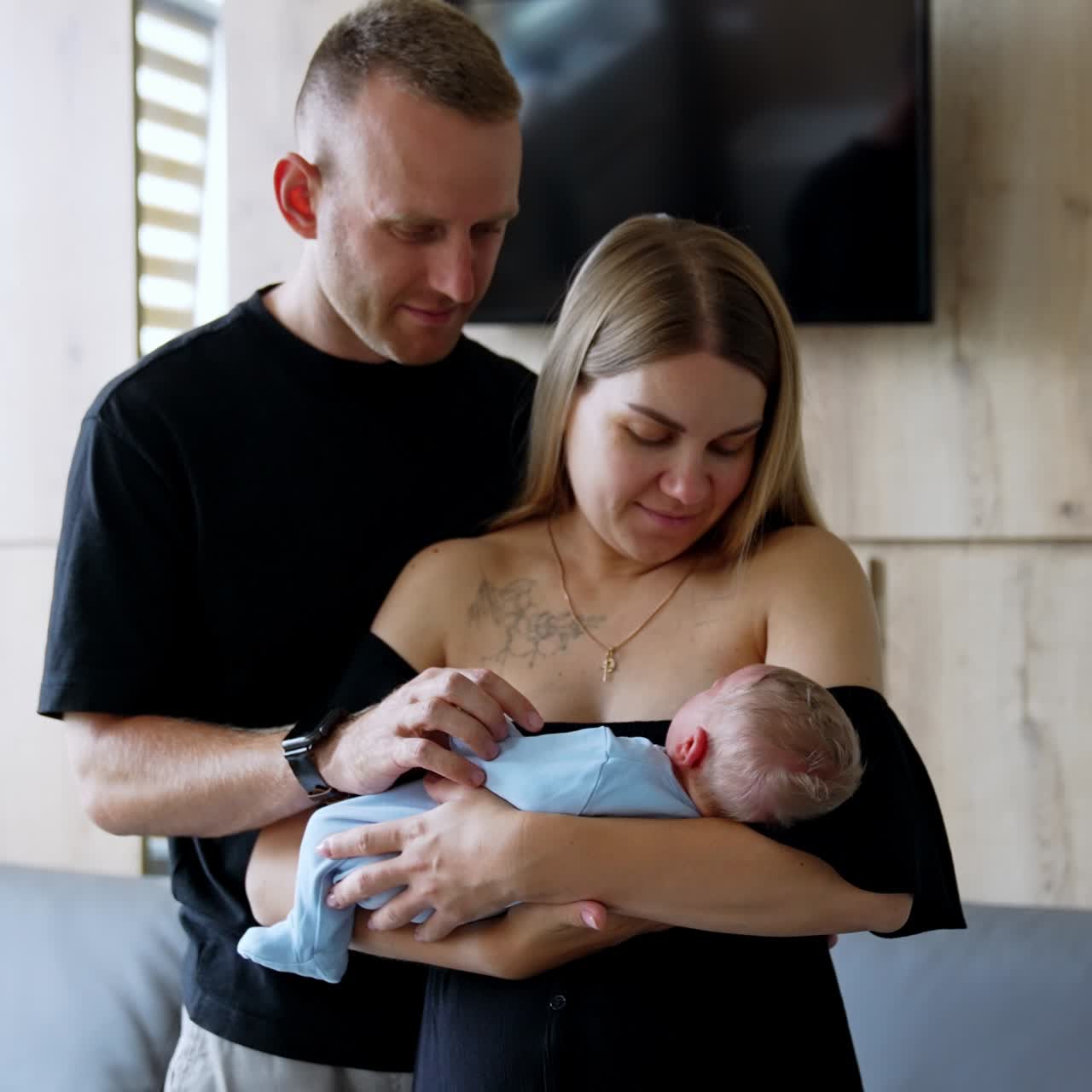 Felici neogenitori con il loro neonato. Adorabile ritratto di famiglia caucasica in un reparto ospedaliero