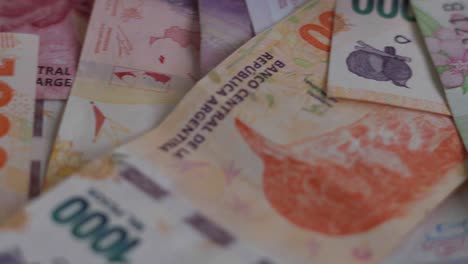 billetes argentinos de diferentes denominaciones