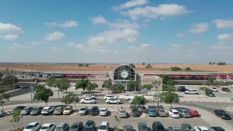 Zug-Fährt-In-Einen-Bahnhof-Ein