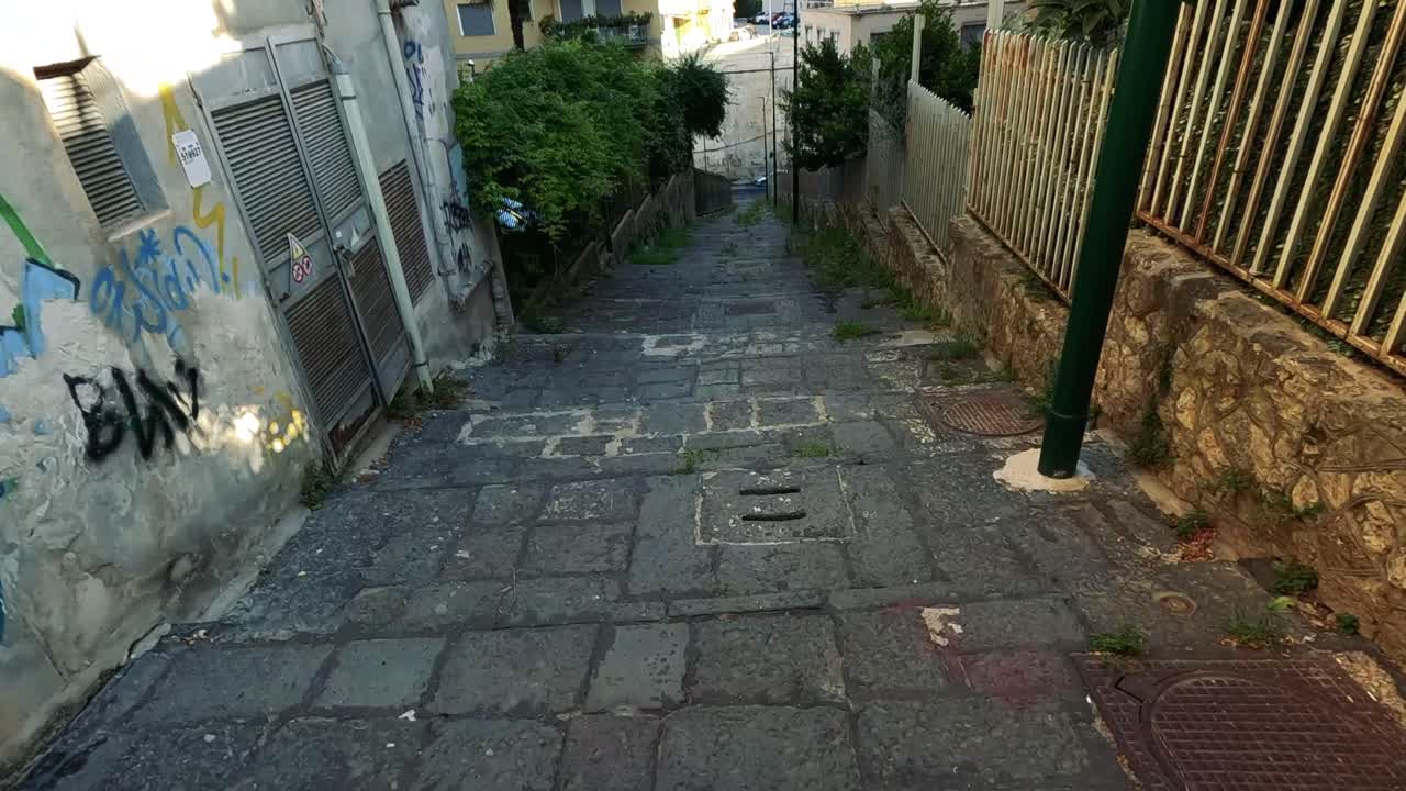 이탈리아 나폴리에서 은 골목길을 탐험하는