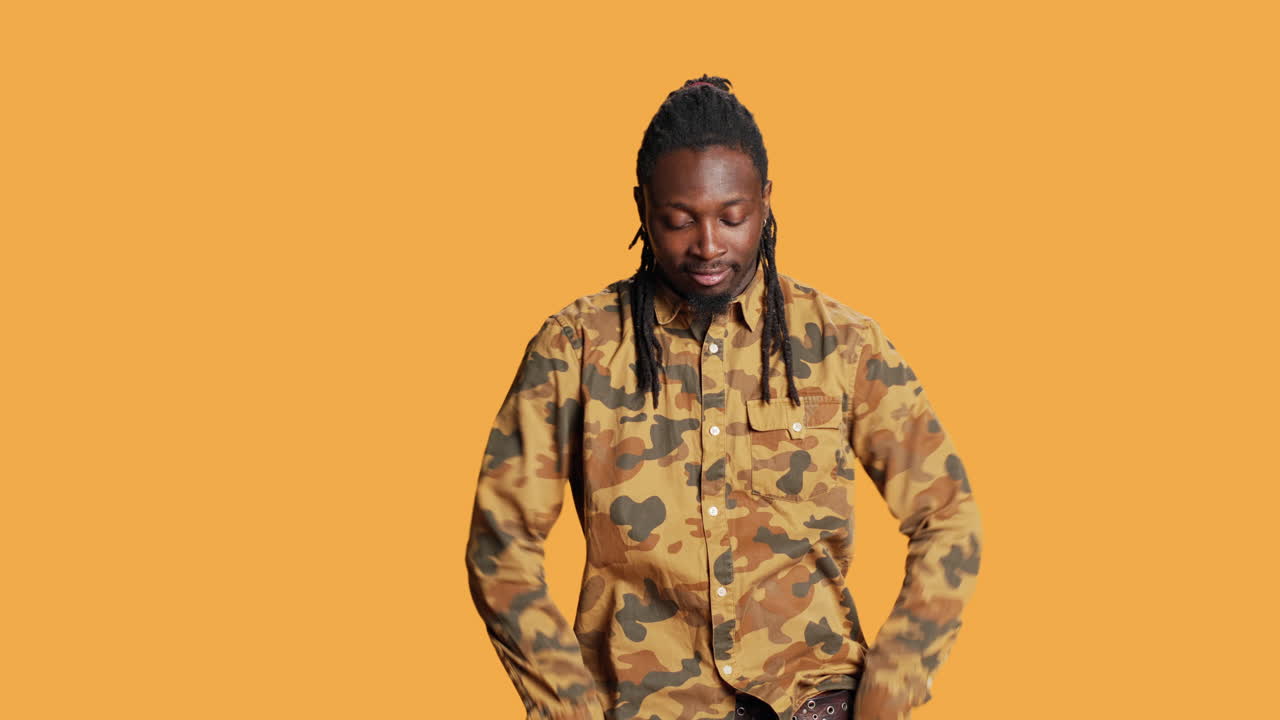 강한 사람이 카메라 앞에서 근육을 구부리고 있습니다.