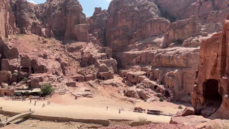 Valle-De-Petra-En-Wadi-Musa,-Jordania-Con-El-Tesoro-En-Medio-De-Un-Paisaje-Rocoso-Y-Montañoso,-Patrimonio-De-La-Unesco,-Antiguo-Reino-Nabateo-4k-Establecer-Tiro