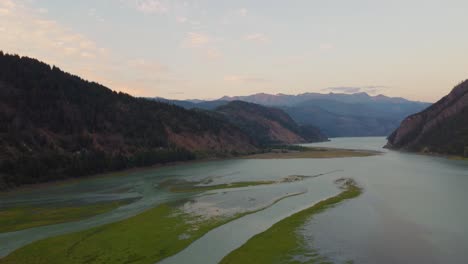 Sonnenuntergang-Bergtallandschaft-Mit-Ruhigem-Fluss-Und-Bäumen-Aus-Der-Luftdrohne-Kanada-Bc-4k