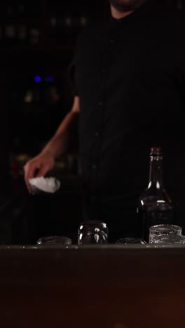 el camarero preparando cócteles.