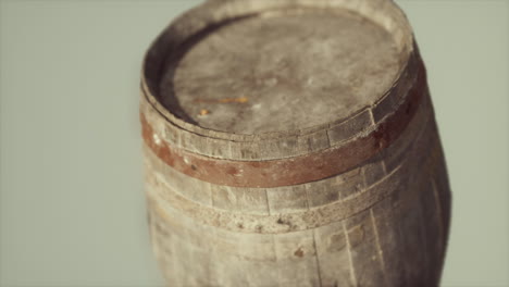 viejo barril de madera oxidado clásico