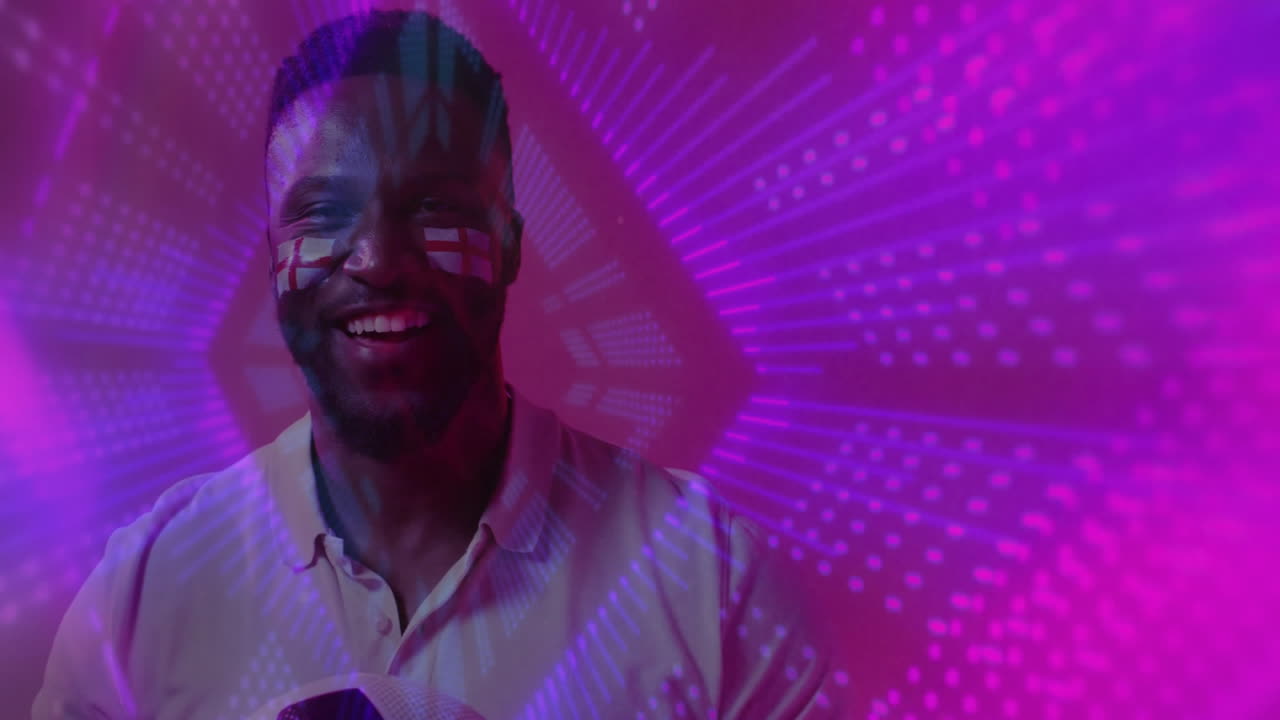 Uomo con il viso dipinto e vivaci motivi di animazione digitale su sfondo rosa