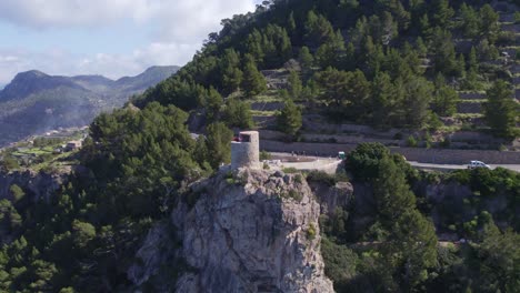 volando hacia atrás en la torre de verger mallorca durante el día, aéreo