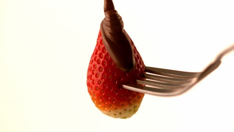 salsa de chocolate sobre las fresas