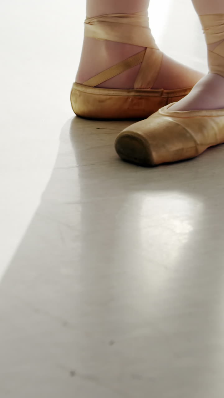 los pies de los bailarines realizando danza de ballet