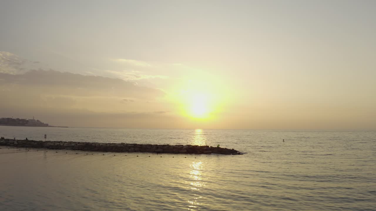 4k 항공 - 텔아비브 해변의 바위를 지나간 바다 일몰의 장엄한 돌리