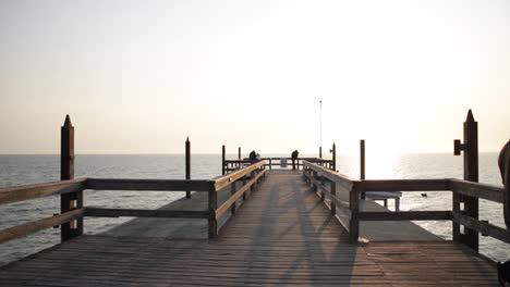 toma simétrica del punto final del muelle de swakopmund en namibia en la hora dorada