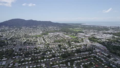 Ciudad-De-Cairns-Durante-El-Día-En-El-Lejano-Norte-De-Queensland,-Australia---Panorámica-Aérea