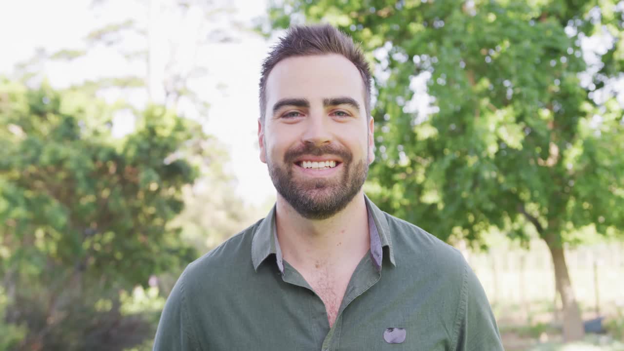 hombre atractivo caucásico pasando tiempo en su jardín