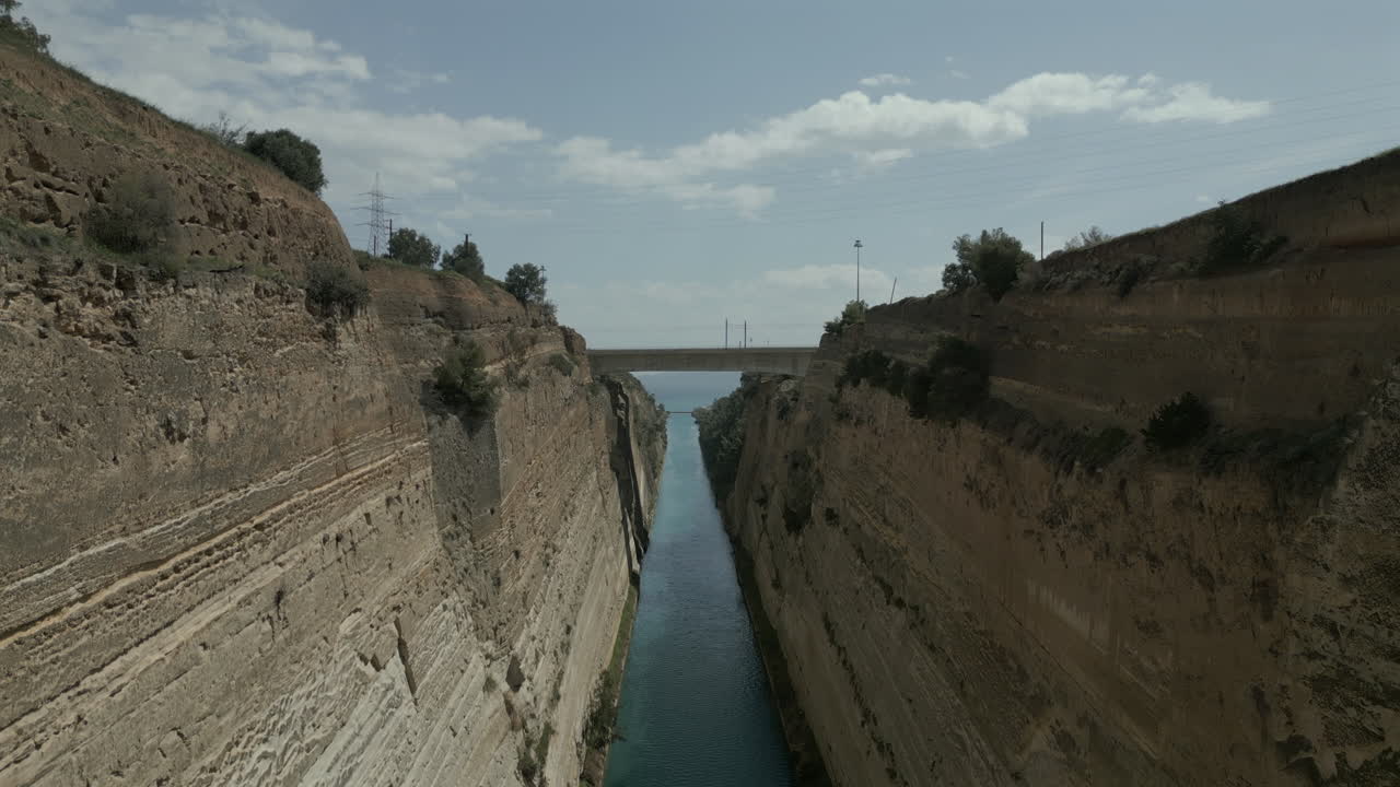 imágenes de drones en corinto, grecia, volando bajo un puente en el canal de corinto con el mar en el fondo