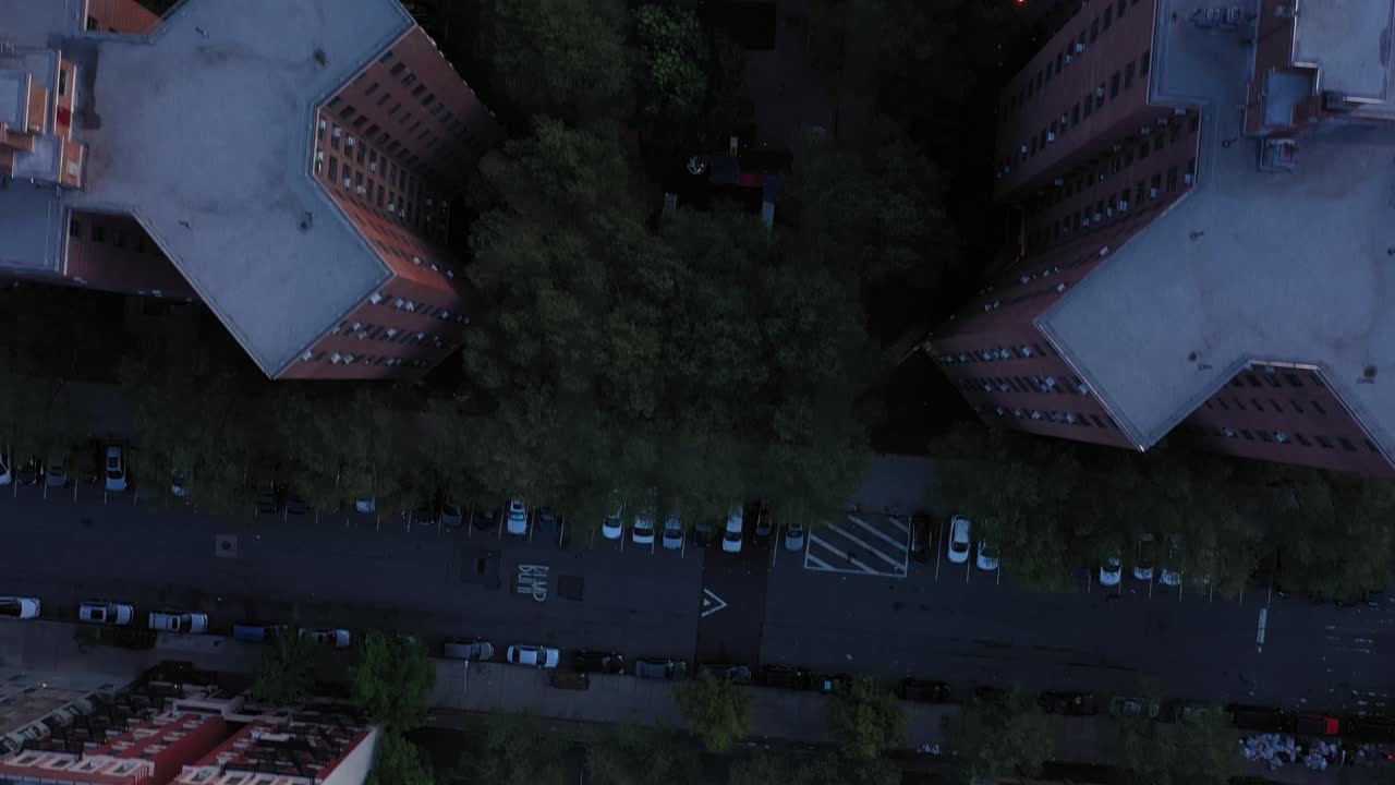 항공 영상은 4k로 새벽에 뉴욕시의 할렘 지역, 주택 프로젝트 및 볼 코트를 직접 내려다보고 있습니다.