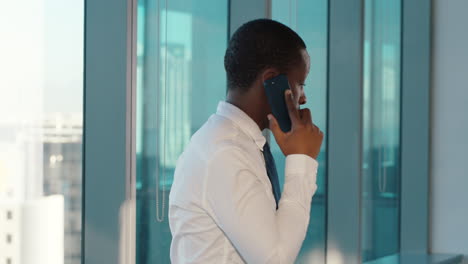 Ein-Afrikanisch-amerikanischer-Geschäftsmann-Chattet-Per-Smartphone-Mit-Dem-Finanzberater-Des-Kunden-Und-Verhandelt-Einen-Geschäftsabschluss.-Führungskraft-Im-Unternehmensvertrieb-Gibt-Expertenrat-Und-Telefoniert-Im-Büro