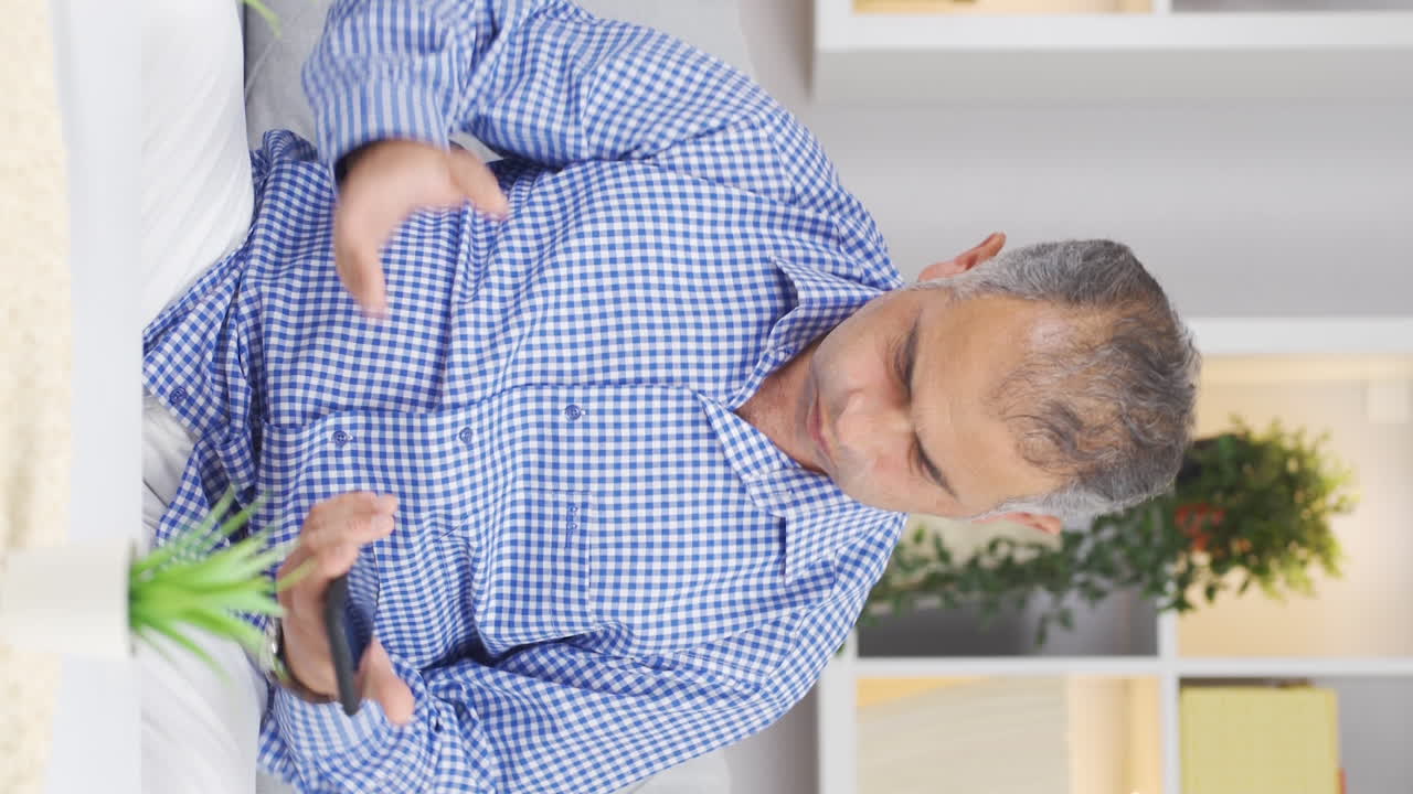 Video verticale di L'uomo pessimista è confuso a casa