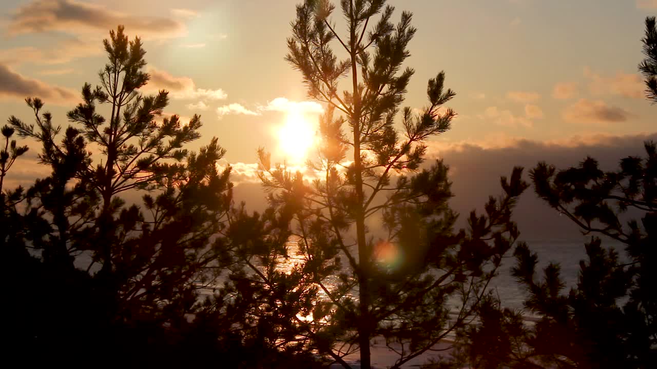 красочный зимний закат на берегу рижского залива в латвии саулкрасты белая дюна