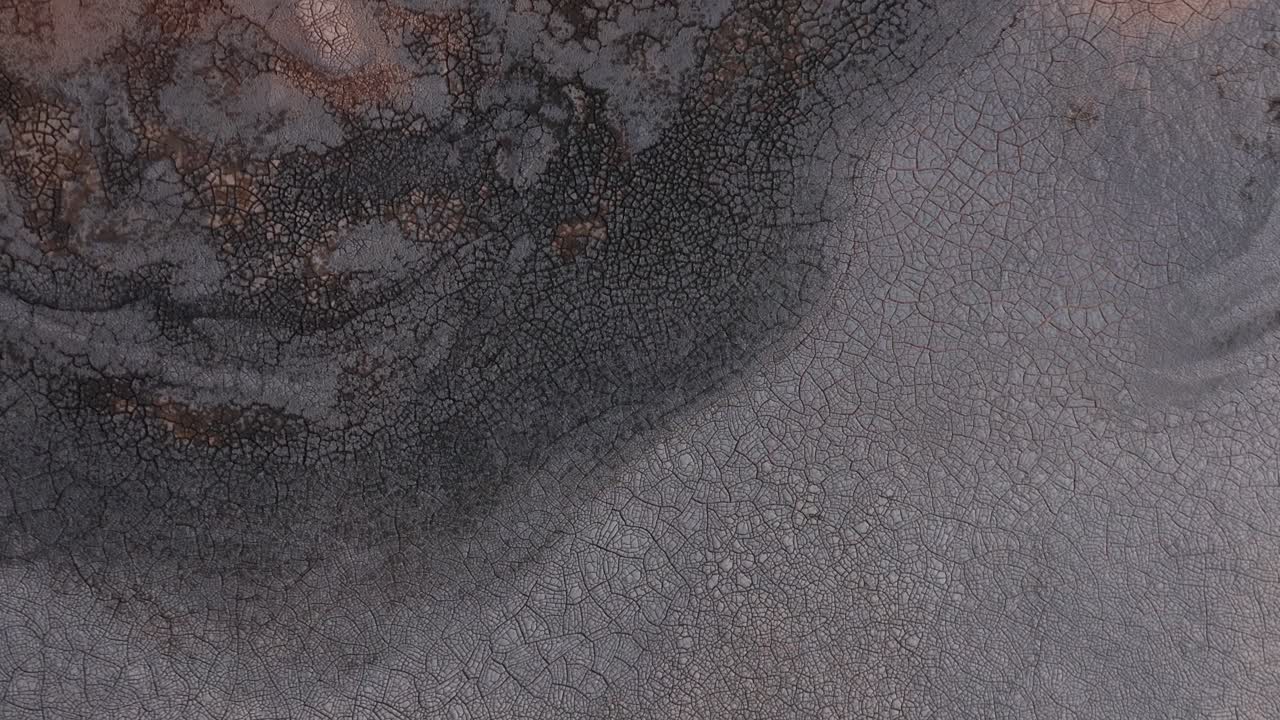 suelo oscuro seco y barro agrietado por sequía severa en la superficie de la tierra, antena