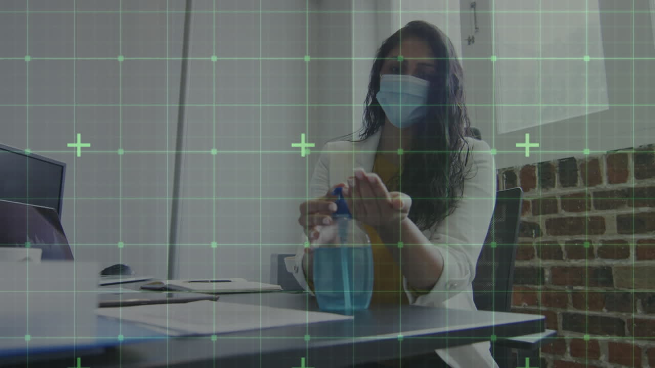 animación de una red de conexiones sobre una mujer que usa una máscara facial desinfectando sus manos