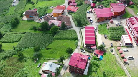 vista aérea de arriba hacia abajo de una zona residencial llena de hoteles y apartamentos en uzungol trabzon en una soleada mañana de verano con los exuberantes campos verdes de montaña en turquía