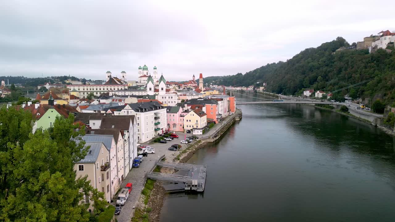 Morgenflyvning over Donau-floden i Passau, Tyskland.